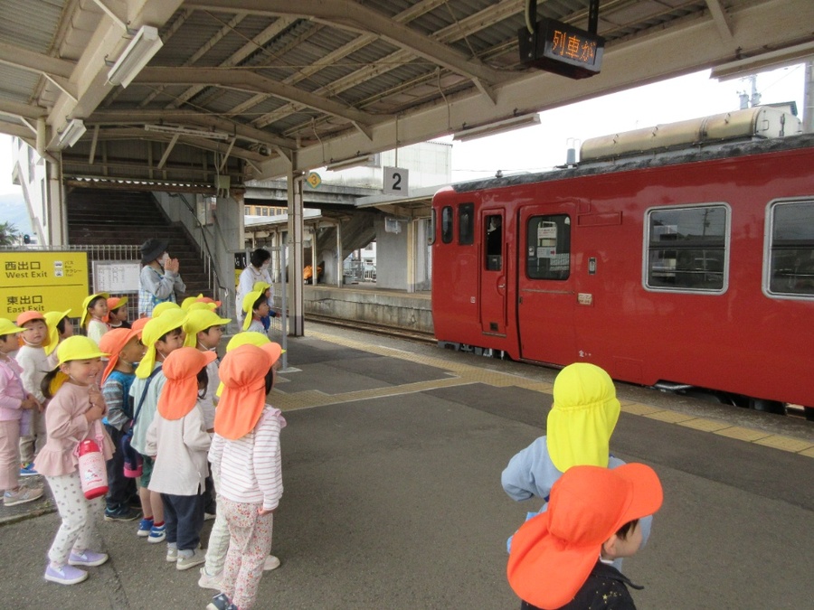 福光駅へ電車をみにお散歩に出かけました。電車を間近で見ることができ、ジャンプして喜びを全身で表していましたよ。